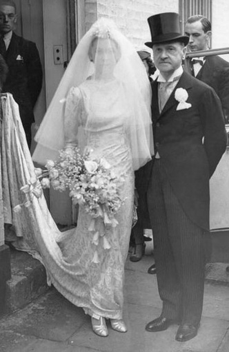 Писатель Сомерсет Моэм с дочерью Элизабет в день ее свадьбы, 1936 год