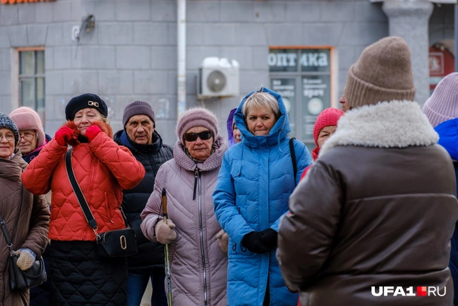 Местные жители тоже пришли посмотреть | Источник: Булат Салихов / UFA1.RU