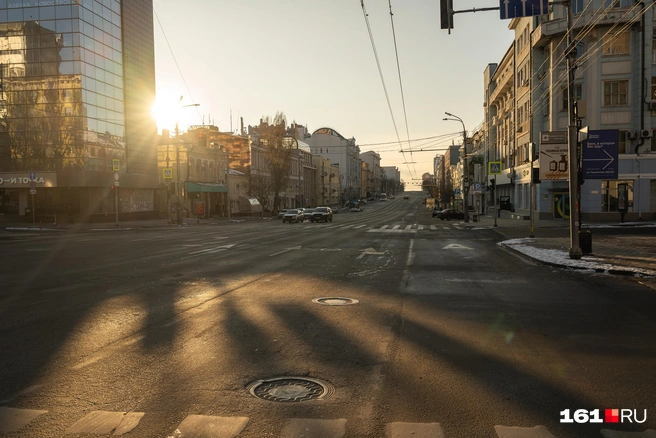 Непривычно видеть пересечение Ворошиловского и Пушкинской настолько безлюдным | Источник: Евгений Вдовин / 161.RU