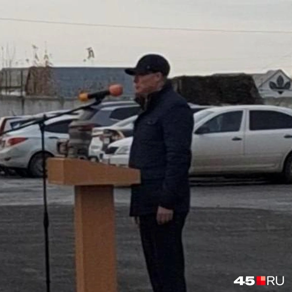 Директор департамента общественной безопасности региона Илья Шалита поприветствовал призывников | Источник: Александр Лисихин /45.ru