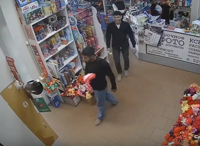 В Рязани попала на видео кража из магазина «Егорка» | ya62.ru