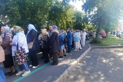 Очередь к мощам Спиридона Тримифунтского в Иркутске