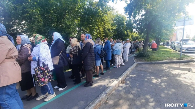 Иркутяне выстроились в очередь у Богоявленского собора, чтобы прикоснуться к мощам Спиридона Тримифунтского | Источник: Виктор Лучкин / «ИрСити»