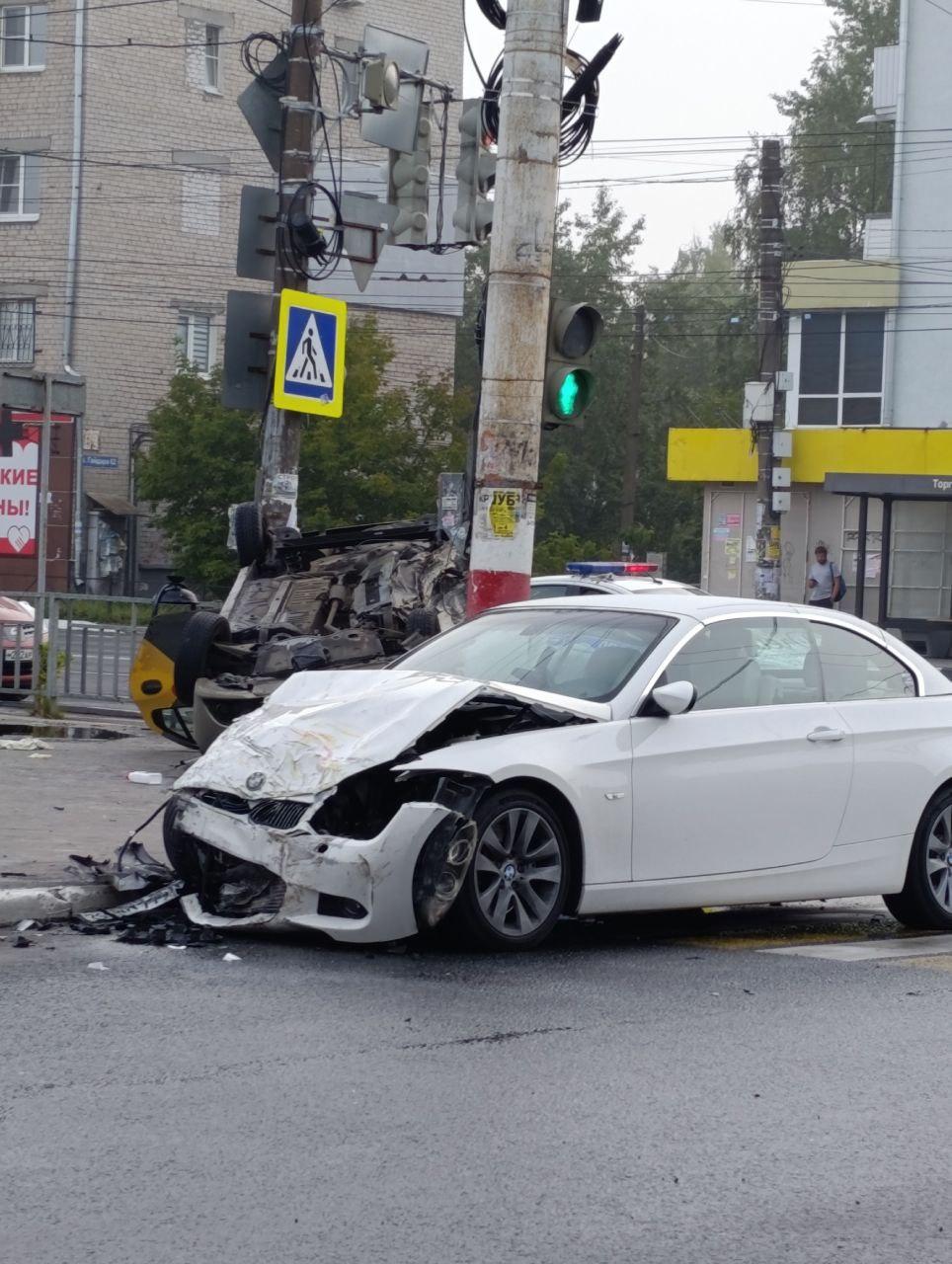 В Дзержинске столкнулись две иномарки. Один человек погиб и трое пострадали