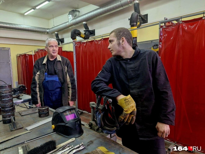 Студенты перенимают знания от опытных наставников | Источник: Виктория Федорова / 164.RU