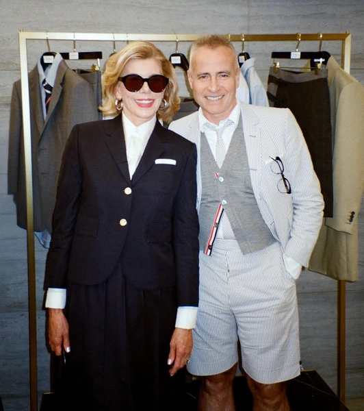 Том Браун в четвертый раз назван лучшим дизайнером мужской одежды года | marieclaire.kz