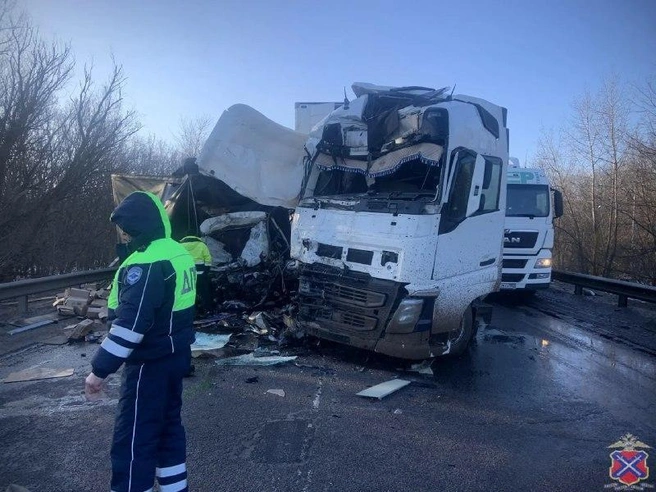 Столкновение грузовиков произошло в Новоаннинском районе Волгоградской области | Источник: ГУ МВД России по Волгоградской области