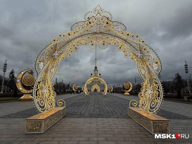 На ВНДХ установили арки в форме кокошников | Источник: Артем Устюжанин / MSK1.RU