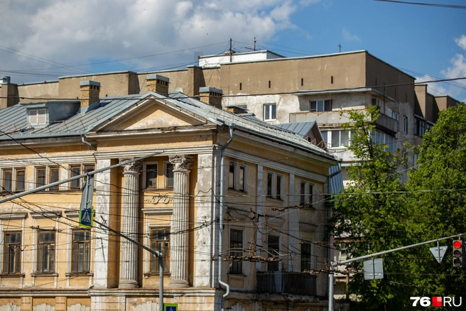 Фасад украшен колоннами  | Источник: Кирилл Поверинов / 76.RU