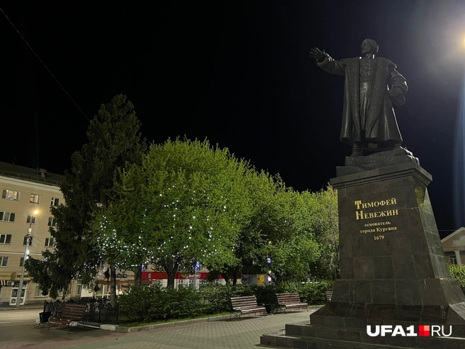Встречает гостей при выходе с вокзала | Источник: Андрей Бирюков / UFA1.RU