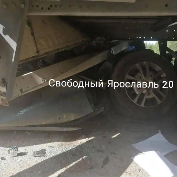 Под фурой оказалась передняя часть машины | Источник: Свободный Ярославль / Telegram