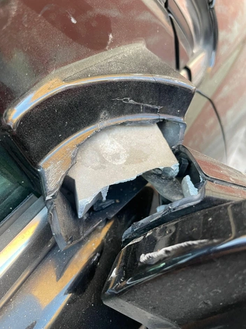 В октябре человек в форме курьера сломал несколько автомобилей на улице Крылова | Источник: читательница НГС Анна