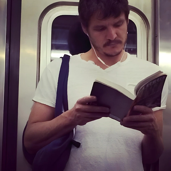 Педро Паскаль назвал свои любимые книги | Источник: Соцсети