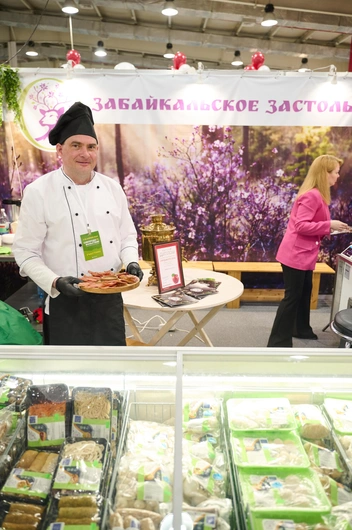 На выставке компания представила новинки&nbsp;— мясные чипсы, карпаччо и рулеты | Источник: Святогор Брагин