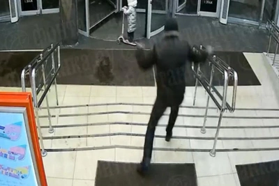 Robber with jewelry escapes from shop on Prazhskaya