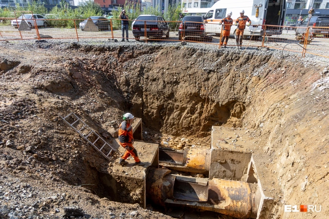 Для диагностики вырезают отверстия на каждых 300-400 метрах трубопровода | Источник: Владислав Лоншаков / E1.RU