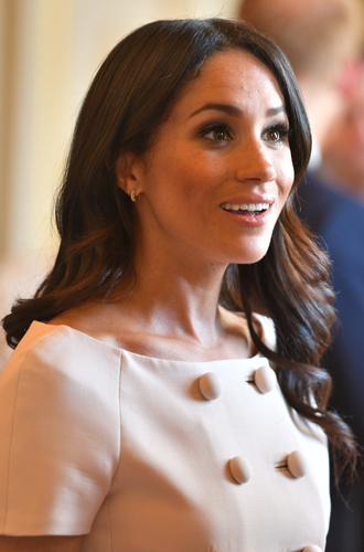 Июнь 2018, прием-награждение лауреатов премии Queen's Young LeadersПросто локоны в стиле герцогини Кембриджской.