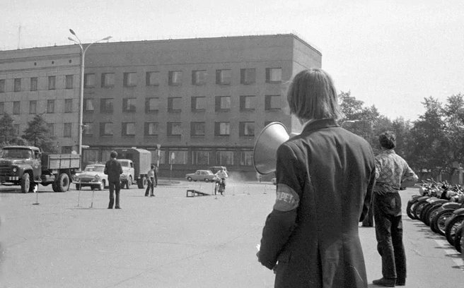 Необычным образом майские праздники отмечали в 1975 году. Тогда на площади перед зданием облисполкома состоялось выступление спортсменов-мотоциклистов | Источник: С.&nbsp;М.&nbsp;Ермаков / pastvu.com