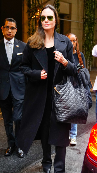 Главный тренд года: Анджелина Джоли держит в руках самую большую сумку — в нее уместится все