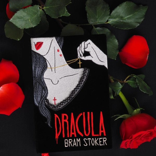 Эффектный «Дракула» | Источник: BookShelf by Elena Petrova / Vk.com