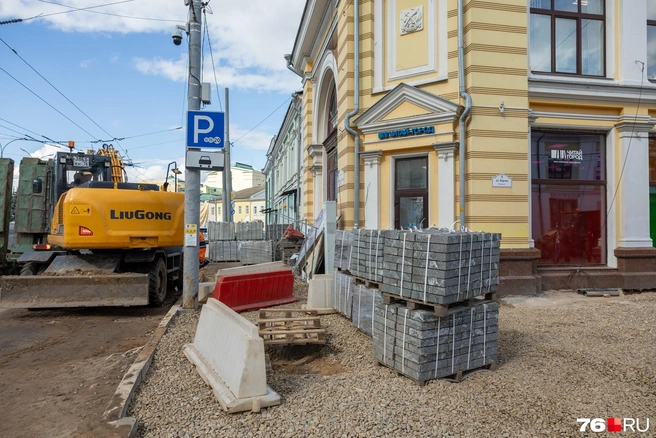 У книжного магазина сложили тротуарную плитку | Источник: Александр Куренной / 76.RU