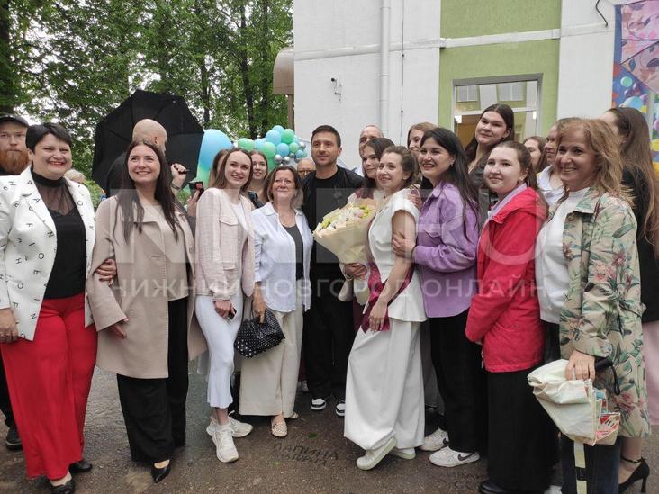 Его звали всем интернетом — и он пришел! Сергей Лазарев тайно приехал на последний звонок к школьникам и устроил шоу