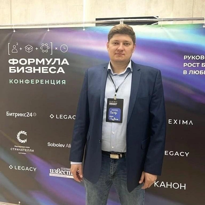 Эту фотографию мы нашли в группе тюменских риелторов. В 2023 году они поздравляли Петра Божедомова с днем рождения, а он в комментариях благодарил коллег за внимание | Источник: Сообщество «Объединение риэлторов Тюменской области» / Vk.com