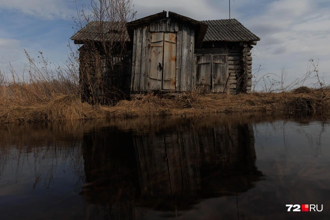 Раньше это было здание магазина. Сейчас до ближайшего — 4 километра | Источник: Ирина Шарова / 72.RU