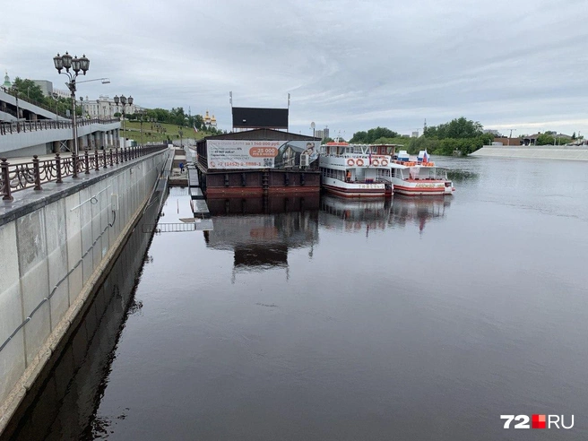 Кажется, что половина лестницы скрылась в воде | Источник: Никита Кифорук / 72.RU