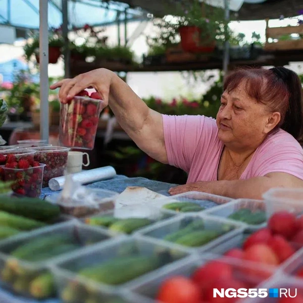 Садовую клубнику продают по 800 рублей  | Источник: Евгений Софийчук / NGS55.RU 