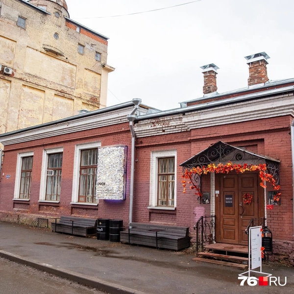Так выглядит здание, где располагается арт-пространство «Юник» | Источник: Кирилл Поверинов / 76.RU