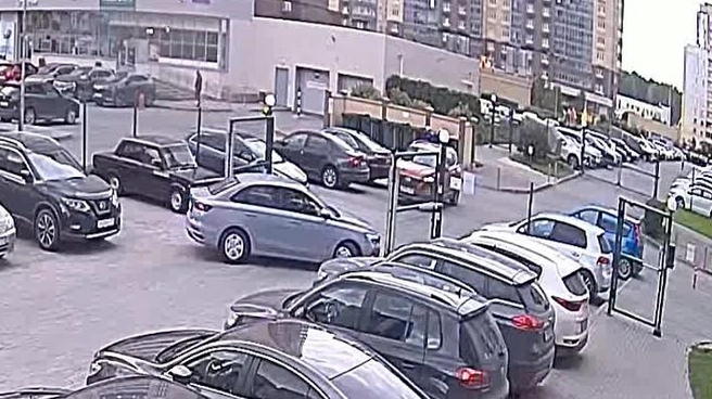 На записи видно, что непосредственно перед контактом Geely стояла в нескольких сантиметрах от правой створки ворот | Источник: читатель 74.RU