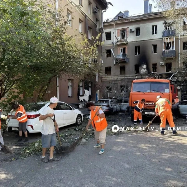 В Белгороде устраняют последствия ночной атаки 27 июля | Источник: Валентин Демидов / max.ru