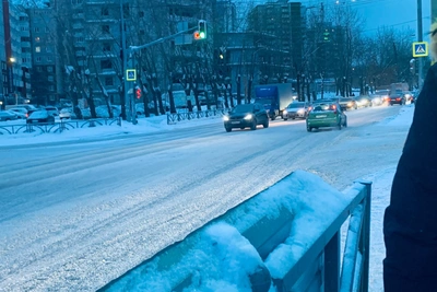 Gazelle Van Triggers Traffic Jam in Yekaterinburg's Vtorchermet Area