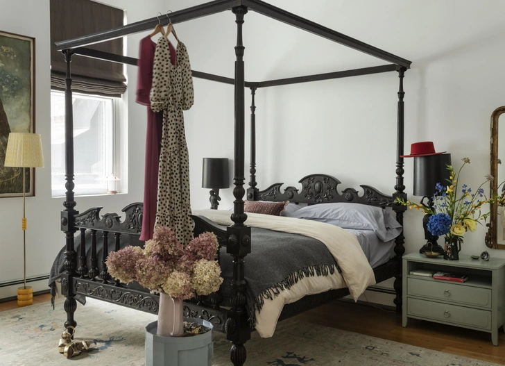 Ковер, Momeni Bed. Кровать, ABC Carpet & Home. Свет, Novogratz x Pooky. | Источник: Мэтью Уильямс. Стиль: Хиллари Робертсон