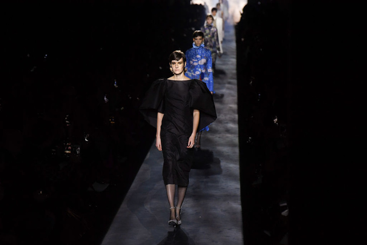 Строгие костюмы и платья для герцогинь в коллекции Givenchy