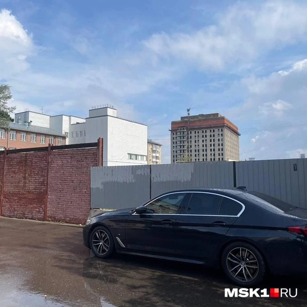 Территория закрыта металлическим забором | Источник: Платон Цимерман / MSK1.RU