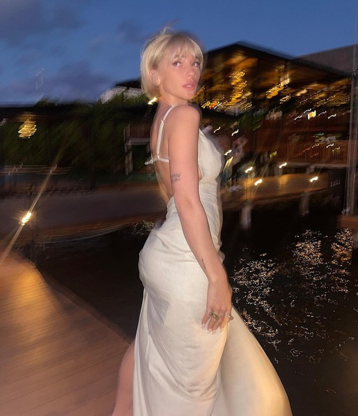 Настя Ивлеева в очень сексуальном платье с открытой спиной и сумочкой с главным символом 2022 года