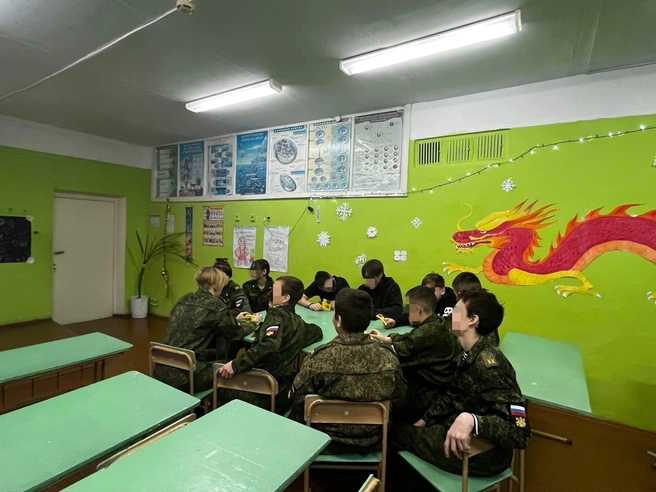 Даже цвет у парт остался с тех времен | Источник: МАОУ Школа № 17 / Vk.com