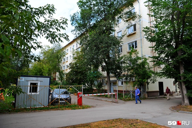 Шлагбаум ограничивает только въезд машин, люди могут спокойно зайти во двор | Источник: Ирина Тропина / 59.RU