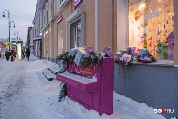 У входа в «Виолет» яркое пианино с подарками | Источник: Тимофей Калмаков / 59.RU