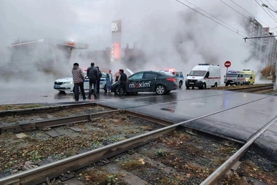 В Барнауле прорвало теплосеть на улице Попова