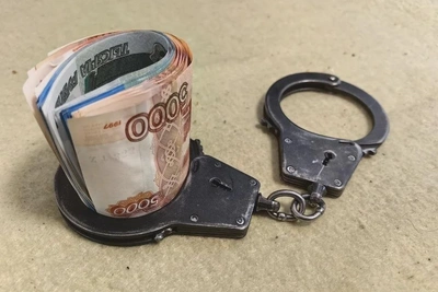 Жительницу Хабаровска обманом заставили стать курьером мошенников