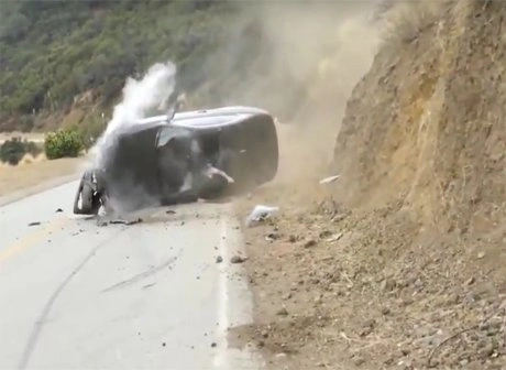 Водитель BMW на огромной скорости врезался в скалу и выжил (видео) | ya62.ru
