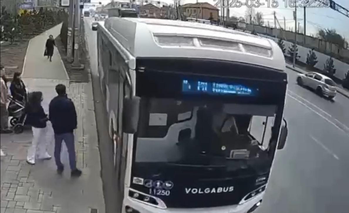 Появилось видео момента столкновения Hyundai с автобусом в центре города