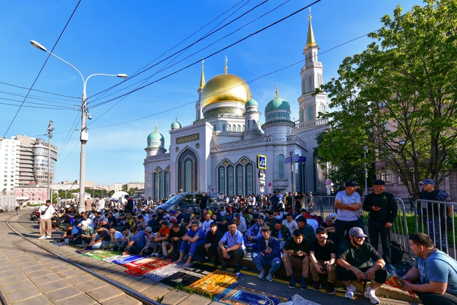 К столичным мечетям в первый день праздника приходят тысячи желающих помолиться вместе | Источник: Артем Устюжанин / MSK1.RU