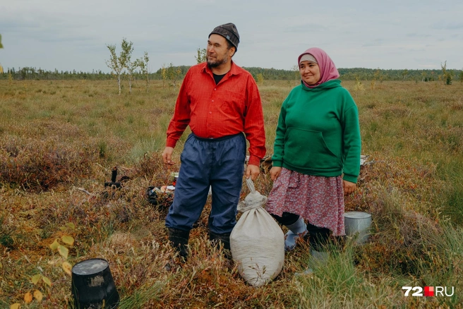 Раза и Абдулла ходят на сбор клюквы вдвоем | Источник: Анастасия Малышкина / 72.RU