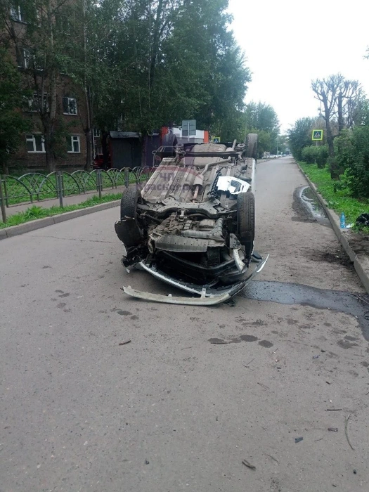 Каким образом водитель попал в такую аварию, непонятно. | Источник: ЧП Красноярск / Telegram
