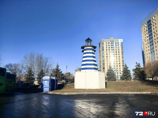 Рядом с остановкой поставили такой маяк  | Источник: Павел Красоткин / 72.RU