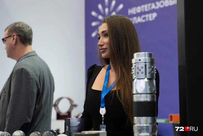 Эффектная девушка притягивает нефтяников не хуже инновационных разработок | Источник: Илья Чикотин / 72.RU